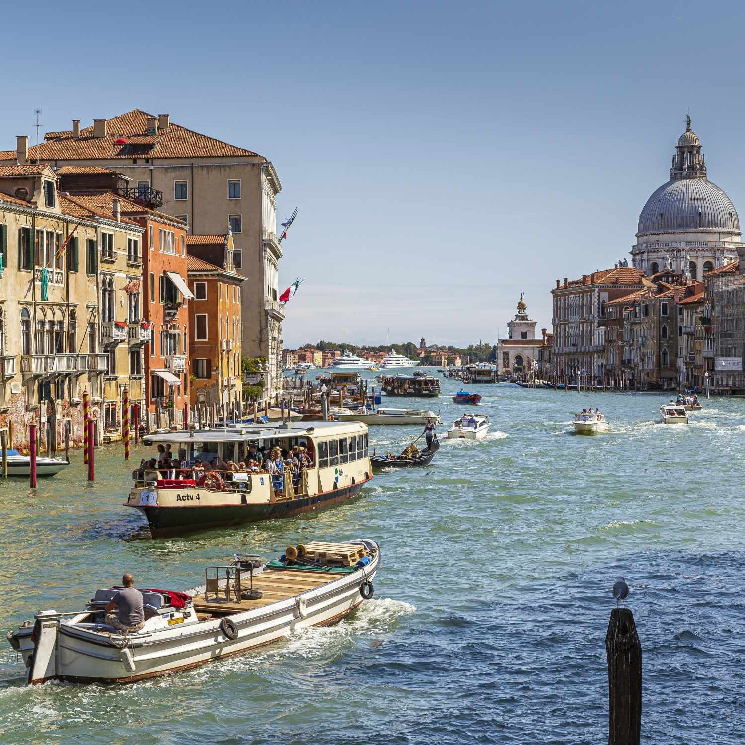 Roms kanaler med både