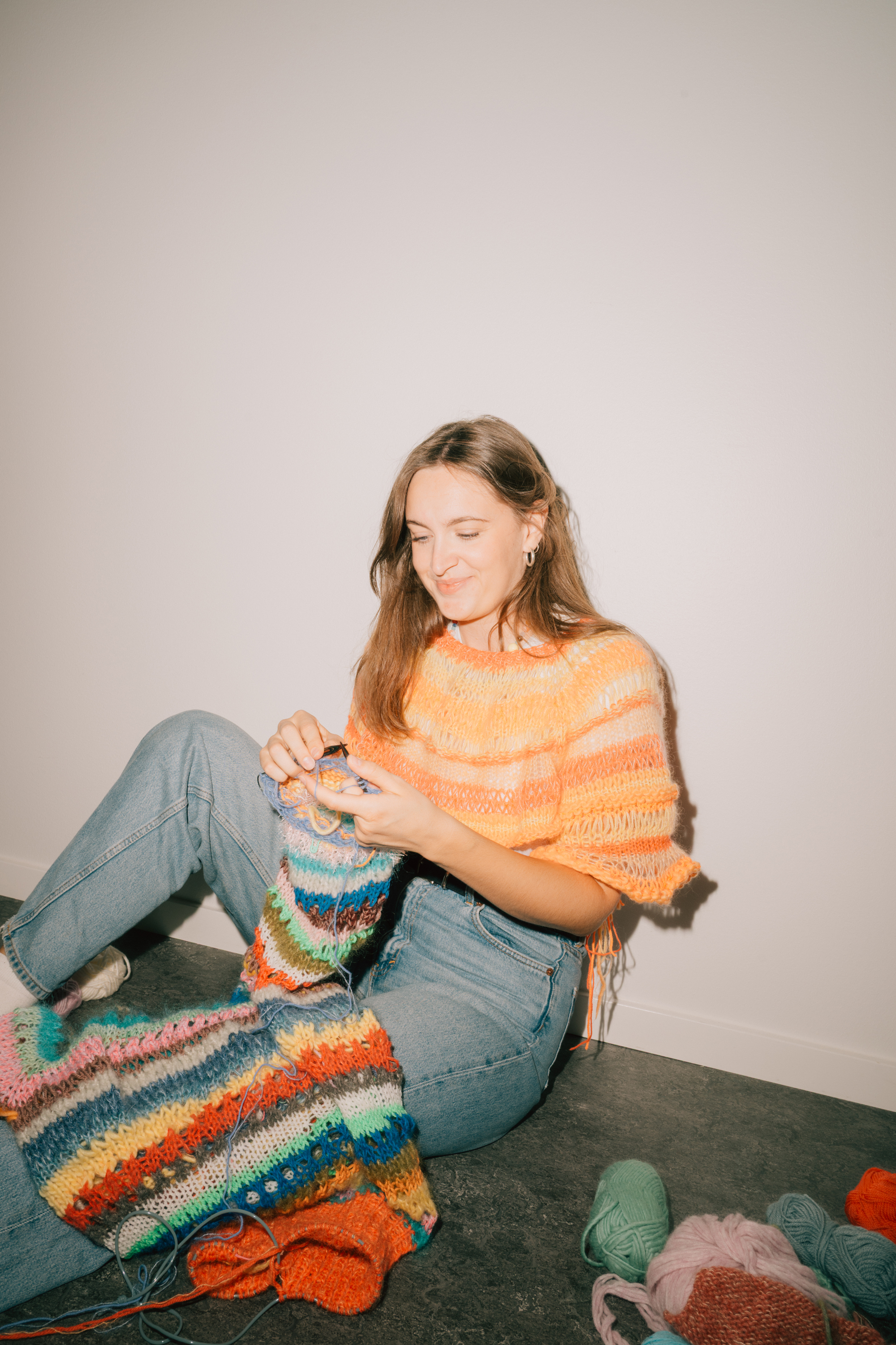 En kursist strikker på et strikkekursus arrangeret af FOF København og Nordsjælland