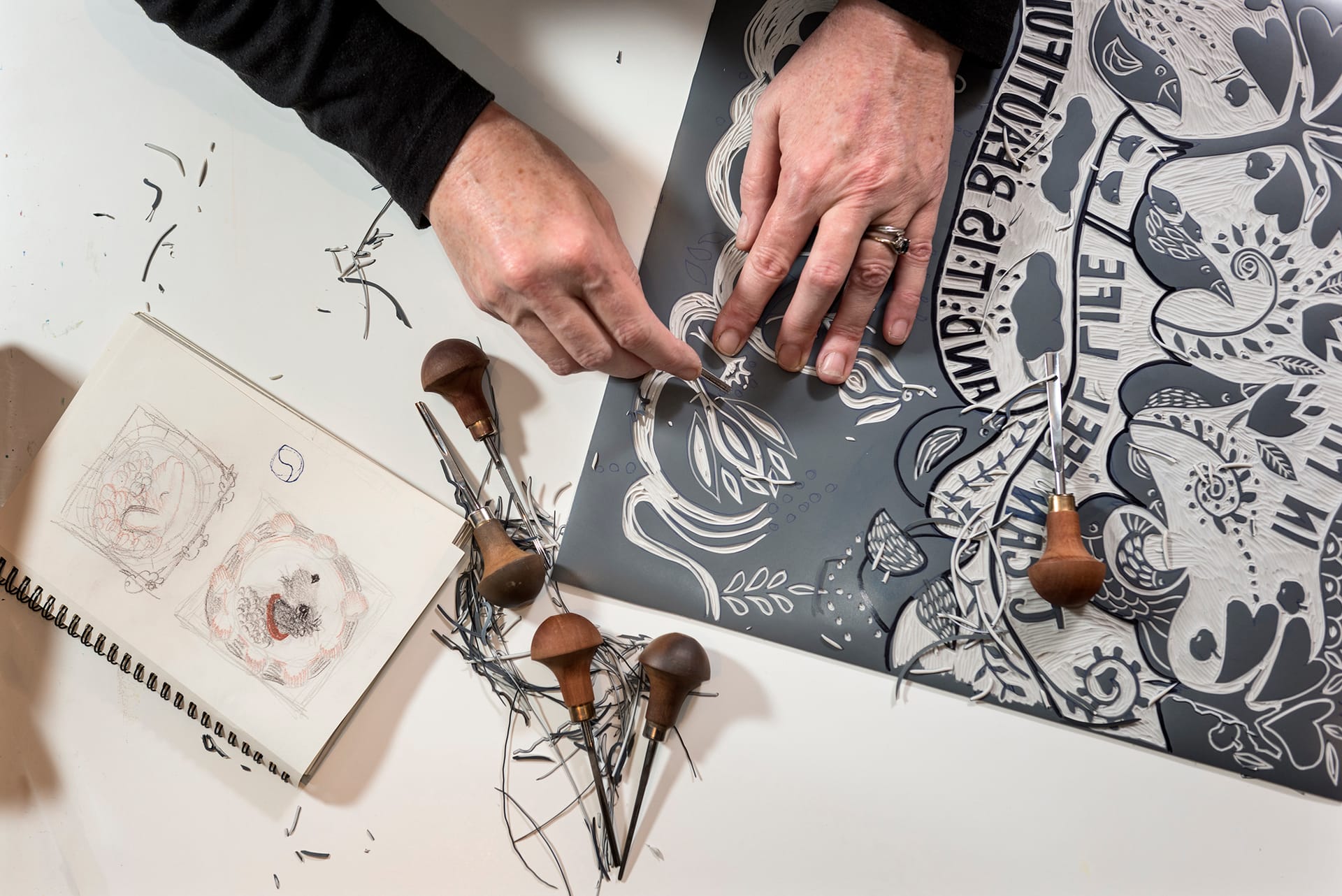 Person laver linoleumstryk på kursus hos FOF København og Nordsjælland