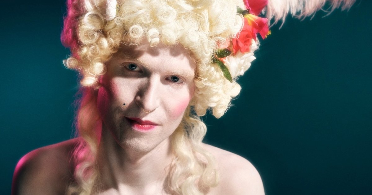 Udklædt skuespiller og sanger fra Den Fynske Opera i Odense til operaen "Cosi fan tutte"