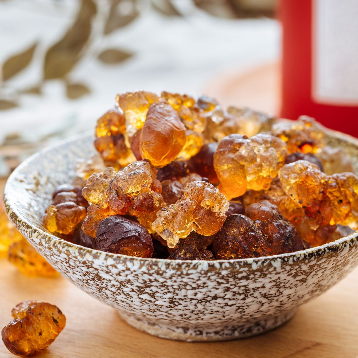 Børn og voksne laver hjemmelavede vingummier i forskellige farver og former på et kreativt familiekursus med fokus på sjov og fantasi.