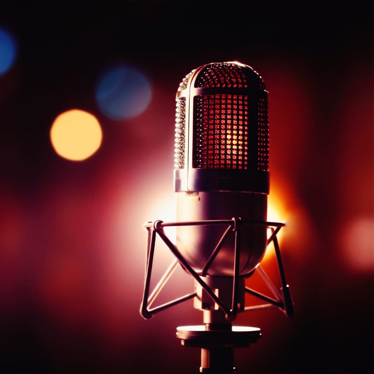 Mikrofon i scenelys – sangundervisning for øvede hos FOF.