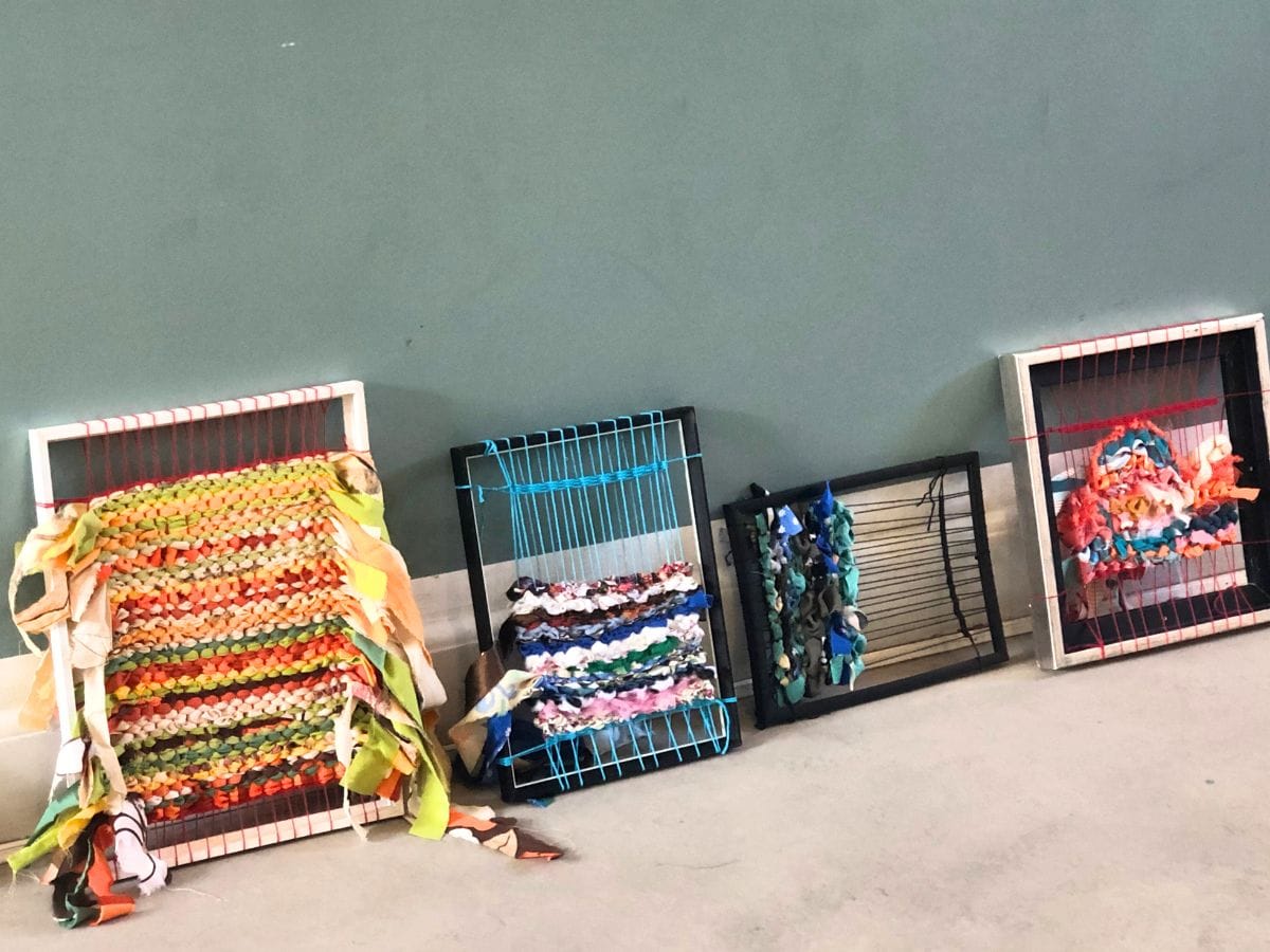 Vævede kunstværker med stofrester fra workshop i FOF.