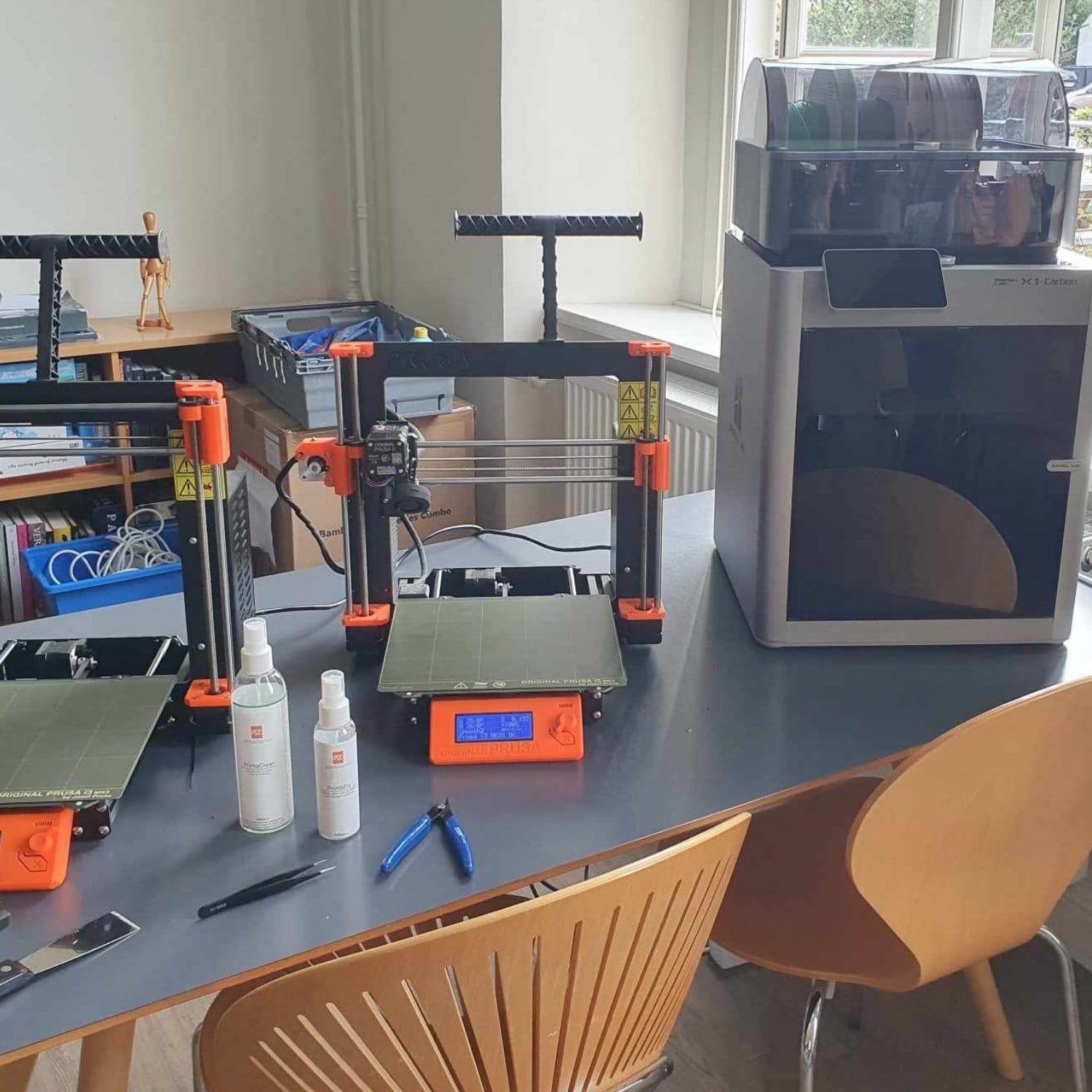 3D printere på et bord - med værktøj til at behandle 3D printede ting