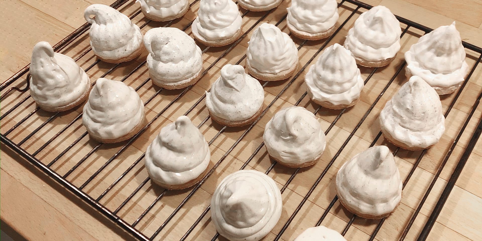 Barn og voksen laver flødeboller sammen i køkken.