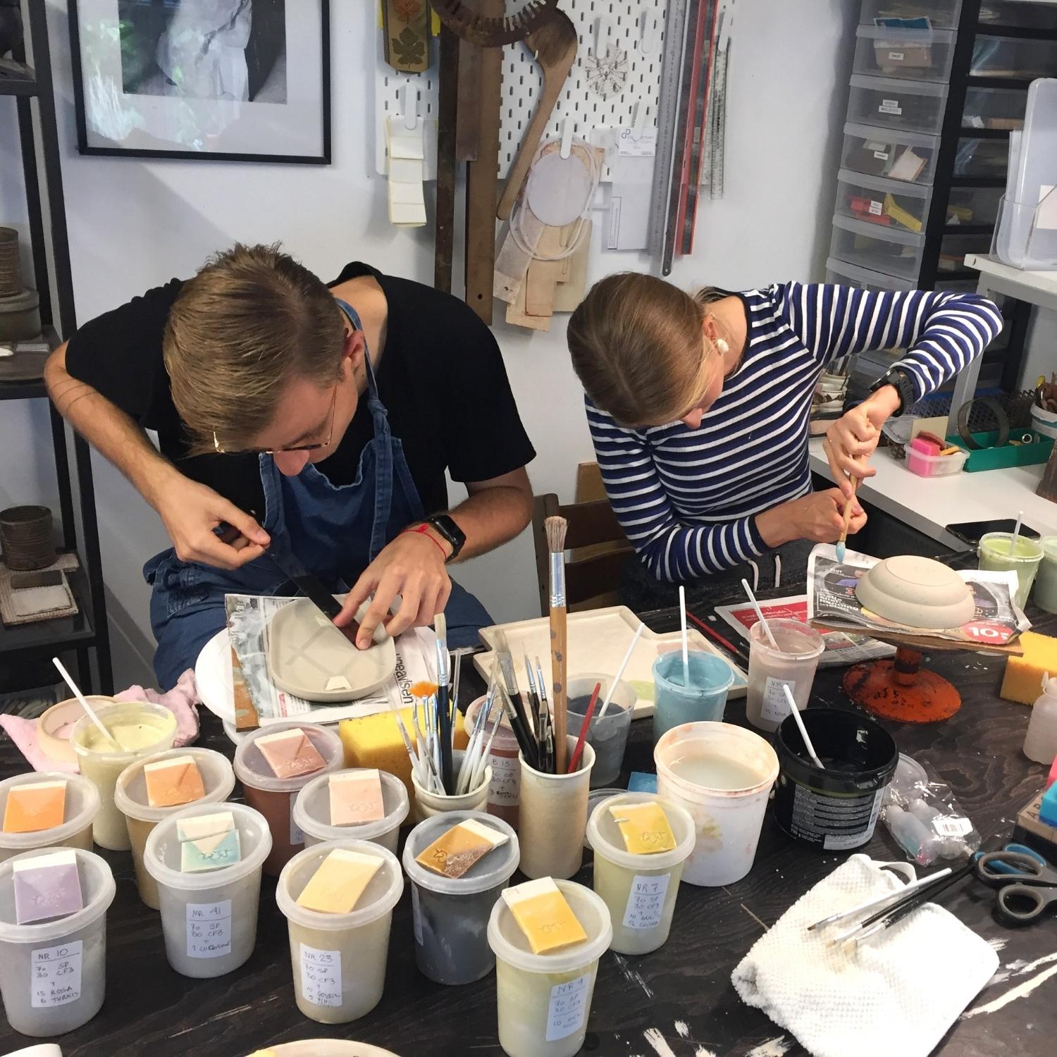 Kursister der arbejder på deres keramik i Lene Birgittes værksted