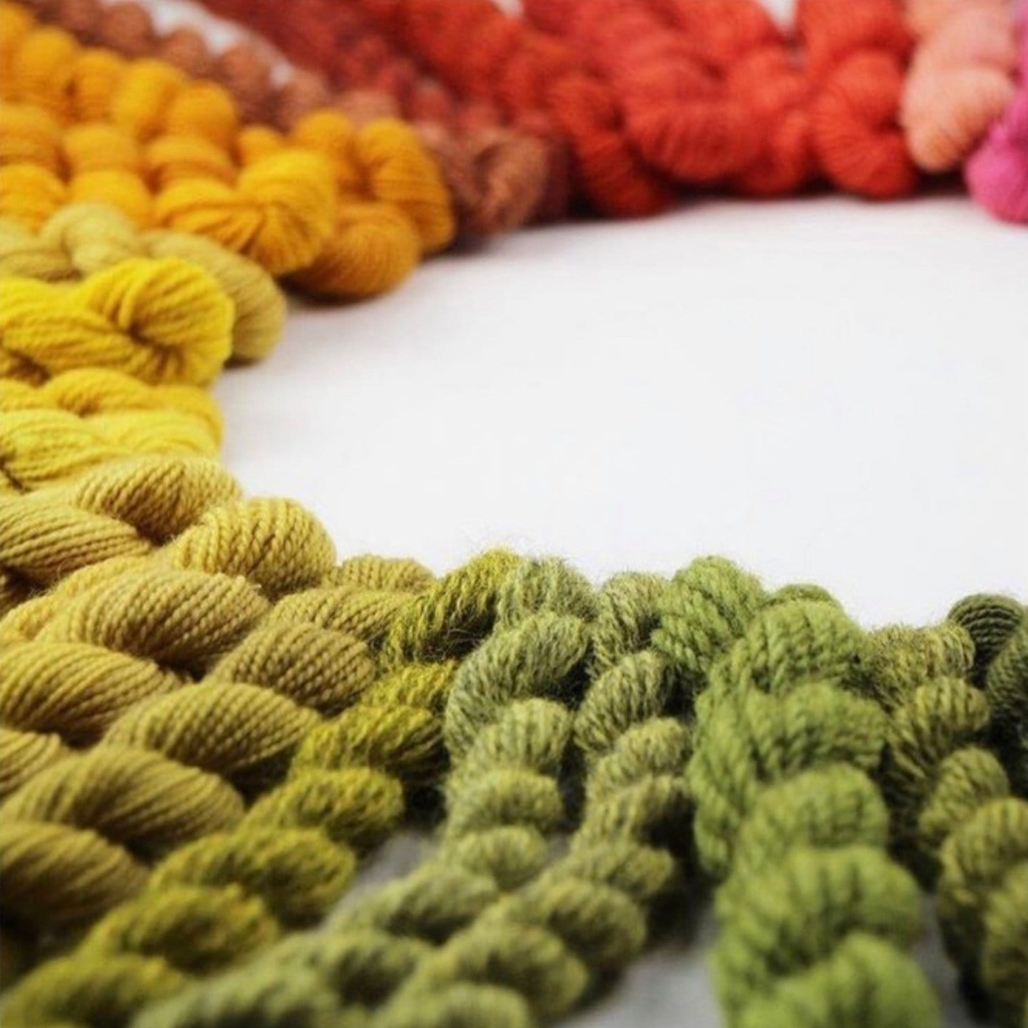 Garnnøgler i flere forskellige farver