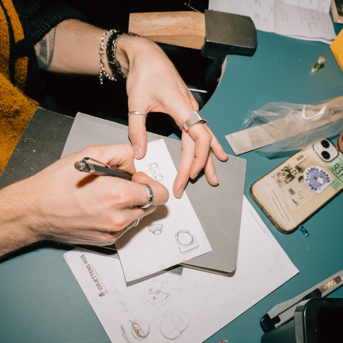 Ung mand arbejder med sit projekt på et kursus hos FOF