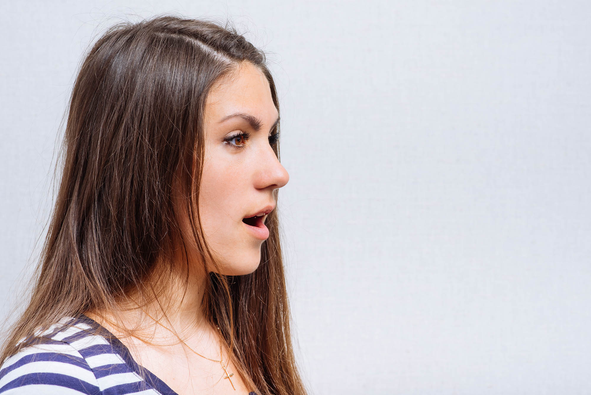 Foto af kvinde, der synger