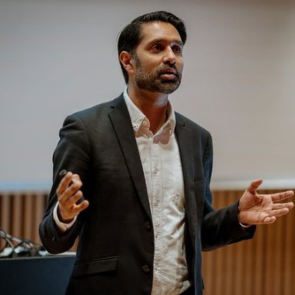 Foredrag “Når teknologien misbruger mennesker” med Imran Rashid – lær om hjernens sårbarhed overfor digitale medier, psykologiske mekanismer og konkrete værktøjer til bedre digital balance.