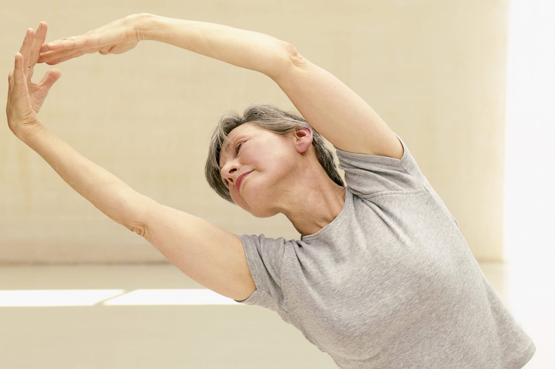 Deltager i rolig yin-inspireret yogaøvelse