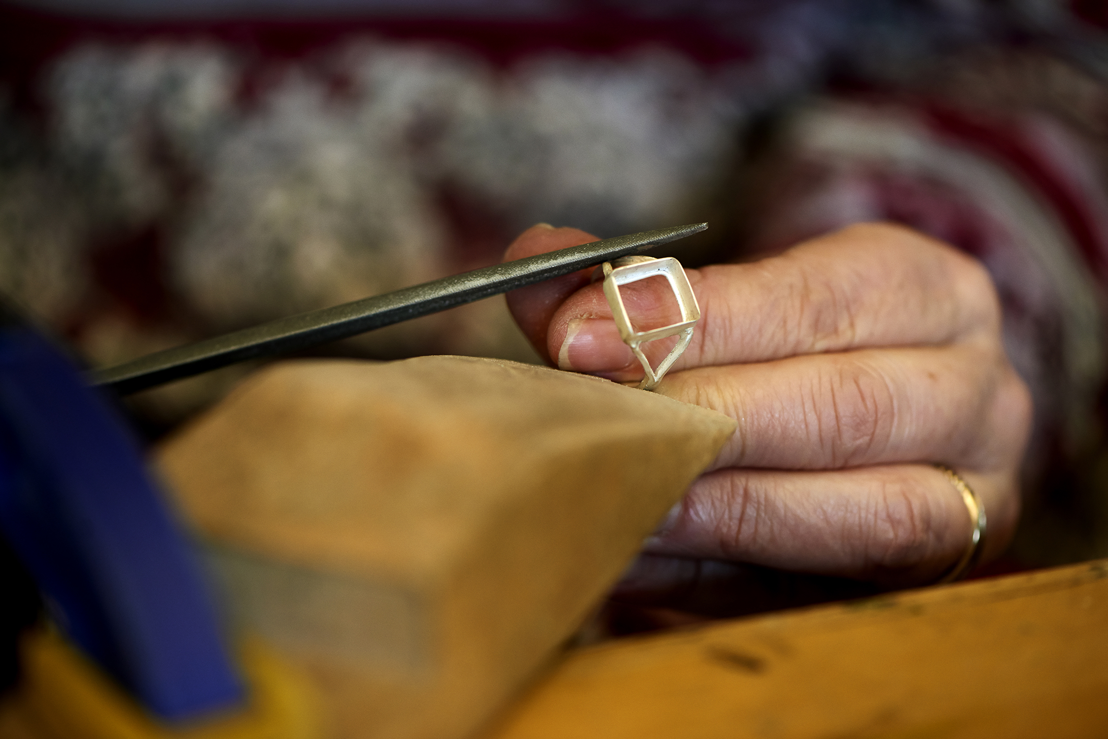 Deltager arbejder med 3D-smykkedesign og støbning i vinterferien