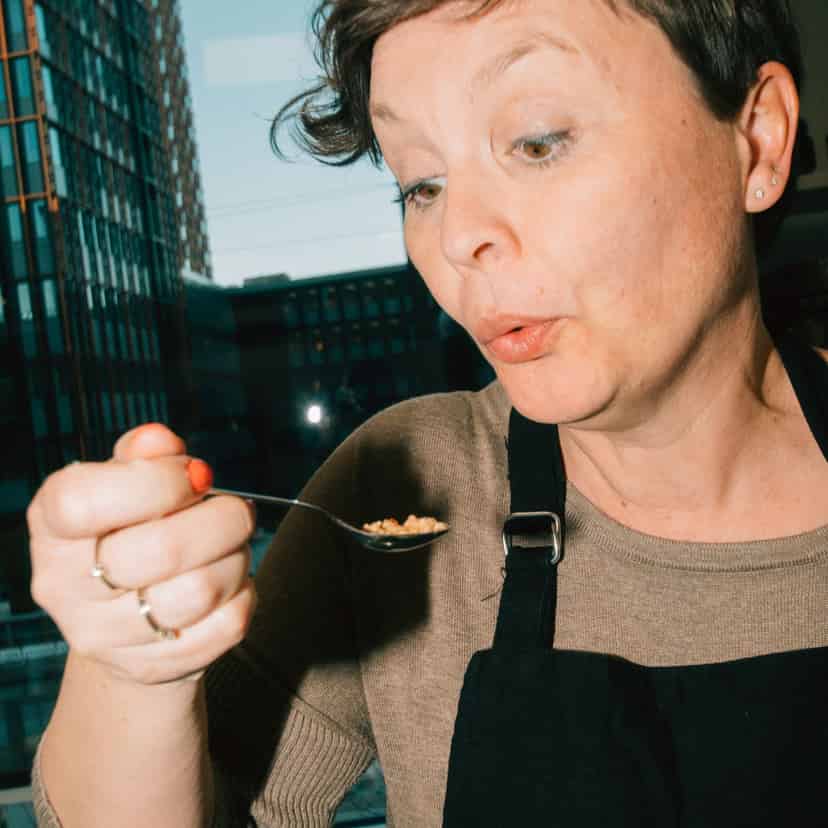 Kvinde puster på mad