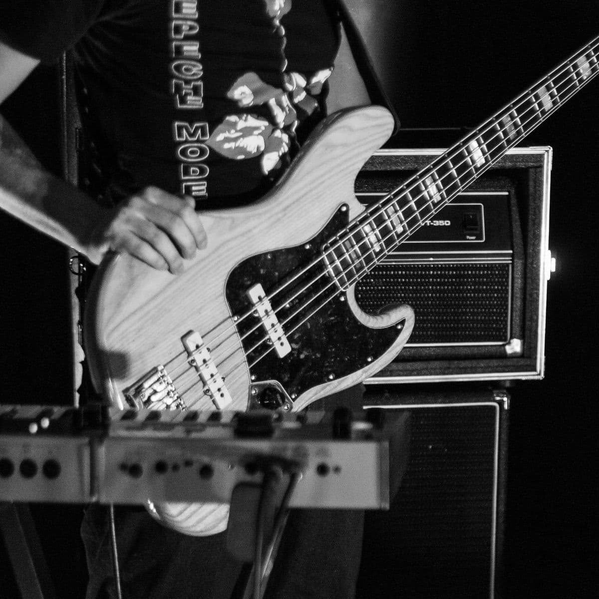 Voksne kursister spiller sammen i band med forskellige instrumenter.