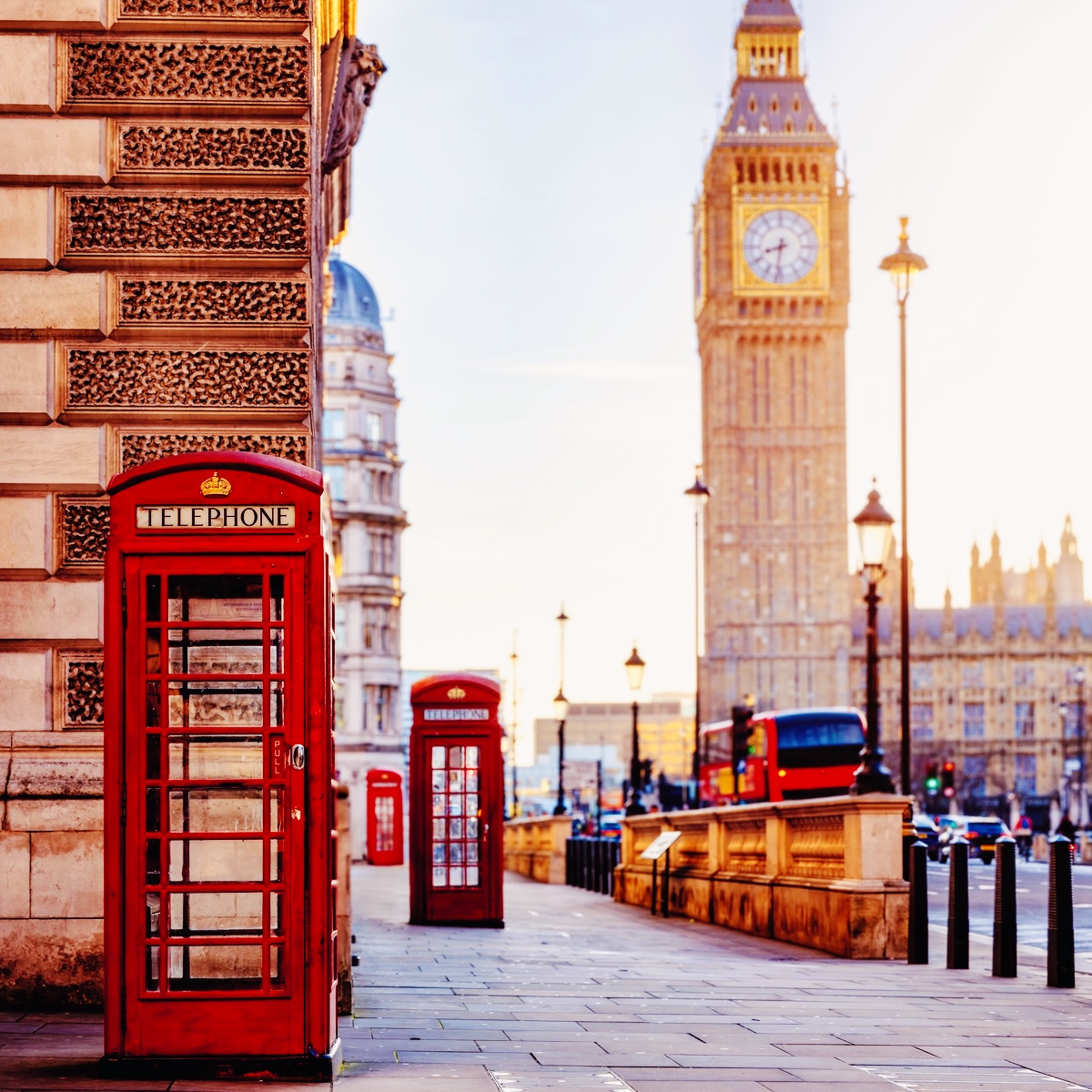 Røde telefonbokse og Big Ben i London – ikonisk motiv, der symboliserer engelsk sprog og kultur.
