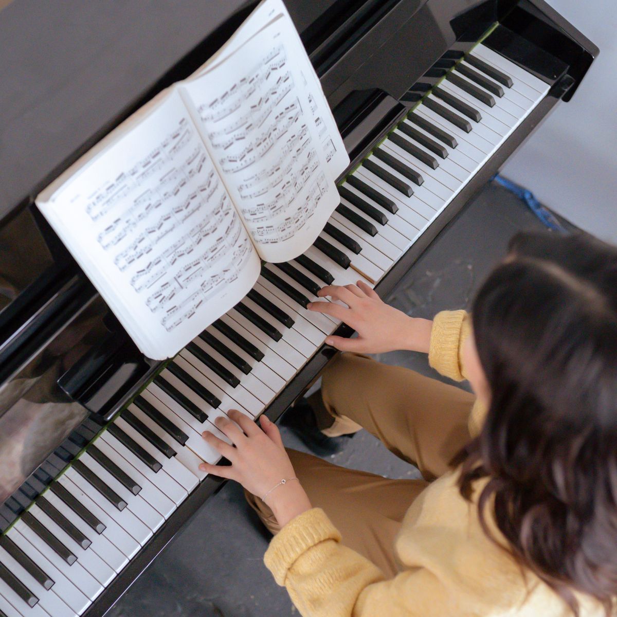 Deltager får klaver undervisning