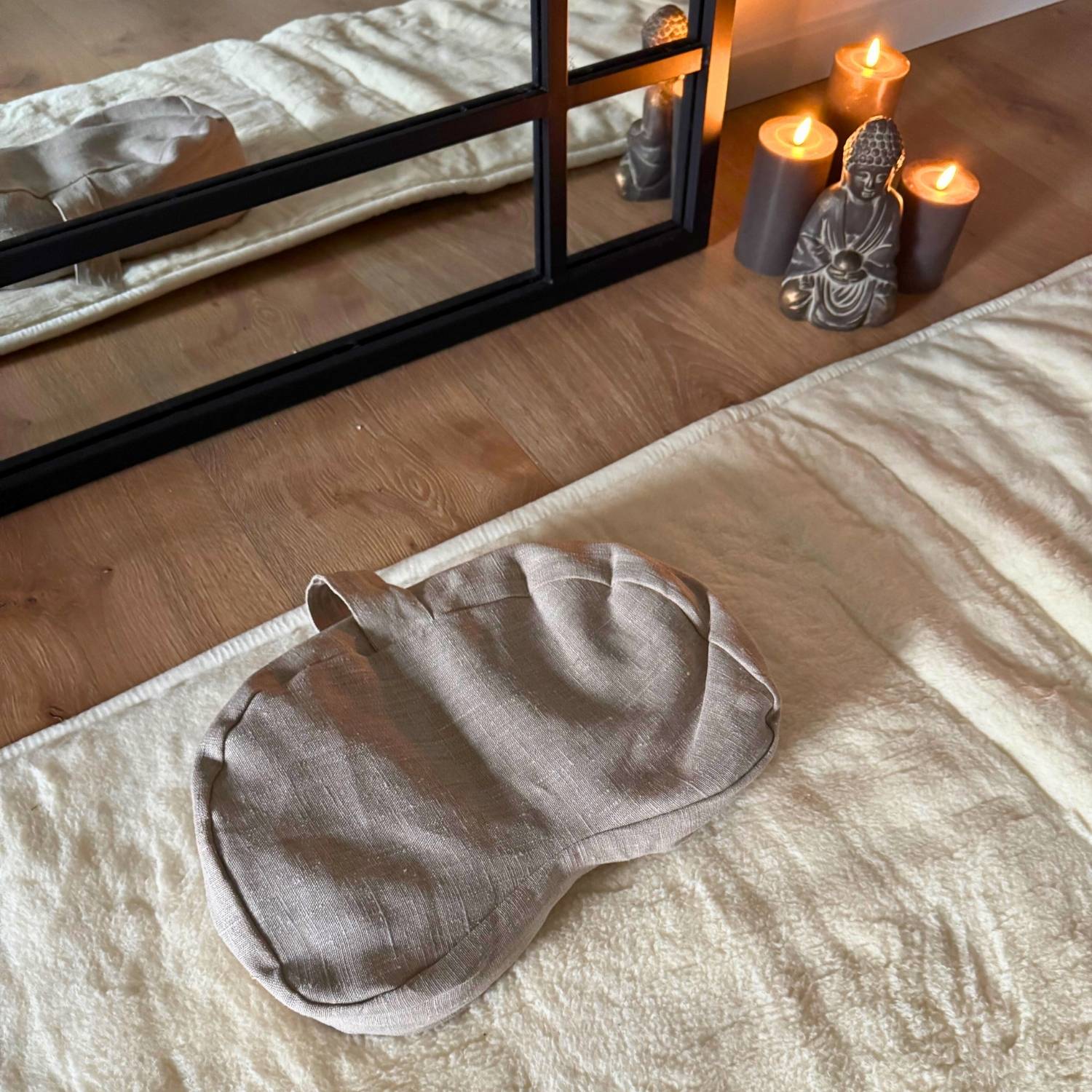 Mona Lipperts MediYoga setup med yogapude, blød yogamåtte, spejl og rolige elementer