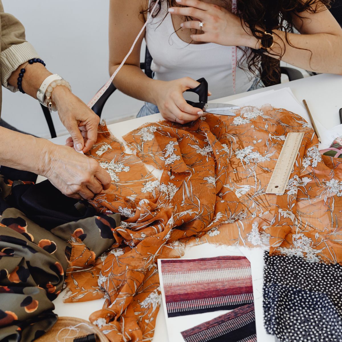 Kreativt sykursus – små hold med personlig vejledning i design, syteknik, pasform og bæredygtig mode for begyndere og øvede.