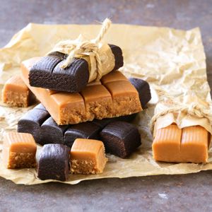 Hjemmelavede karameller med chokolade og honning.