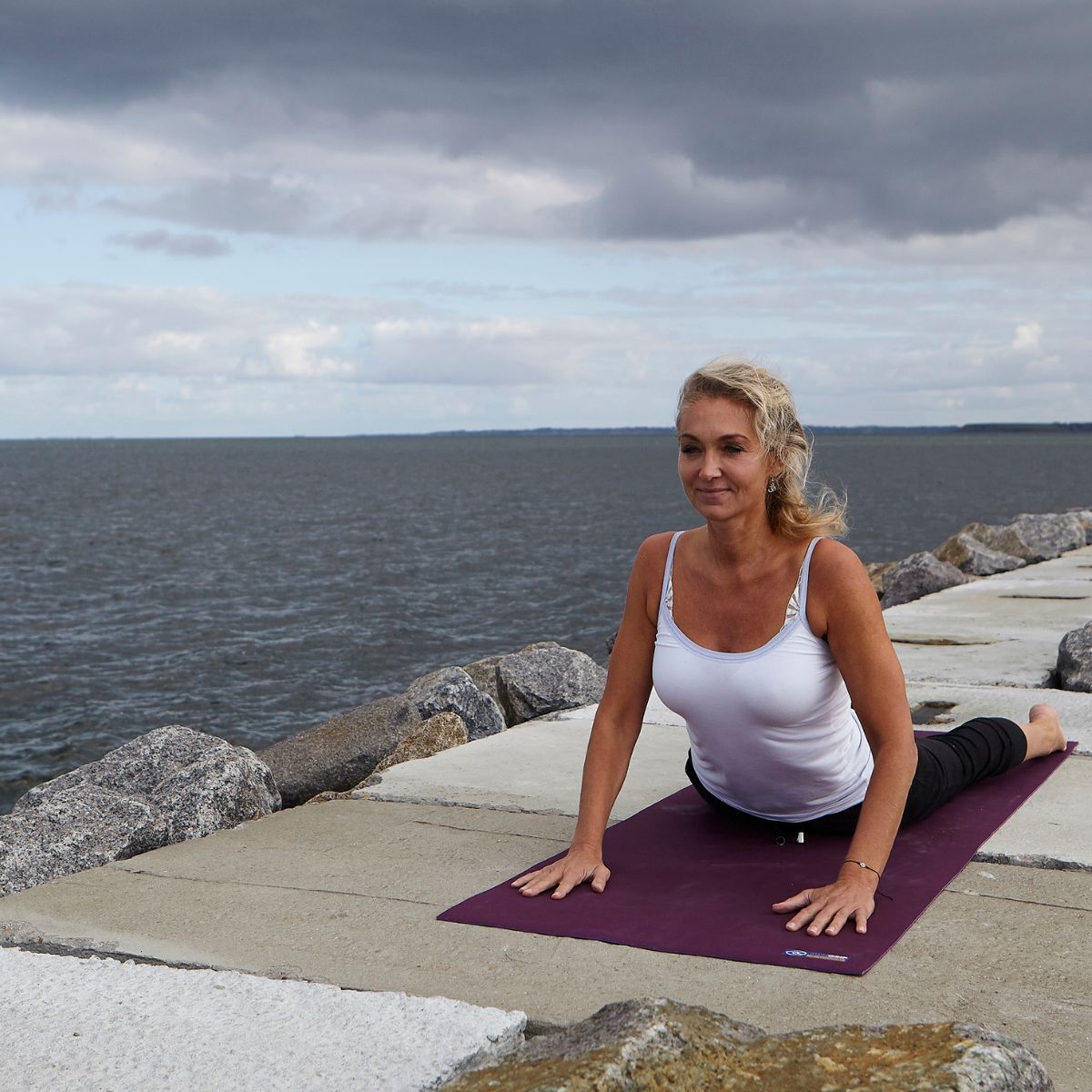 Underviser viser yogastilling