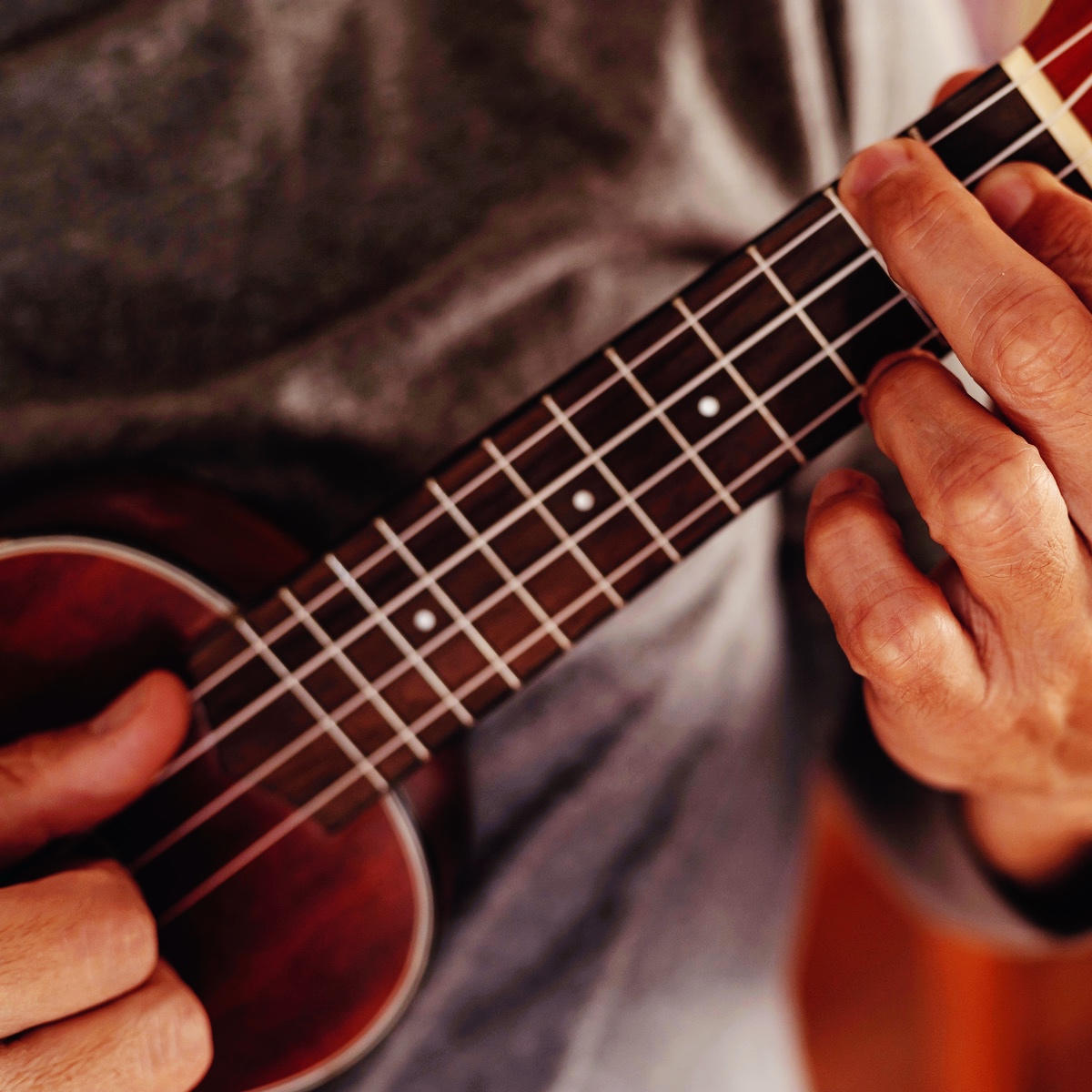 Person spiller ukulele med fokus på greb og strenge – FOF Aalborg kursus for begyndere
