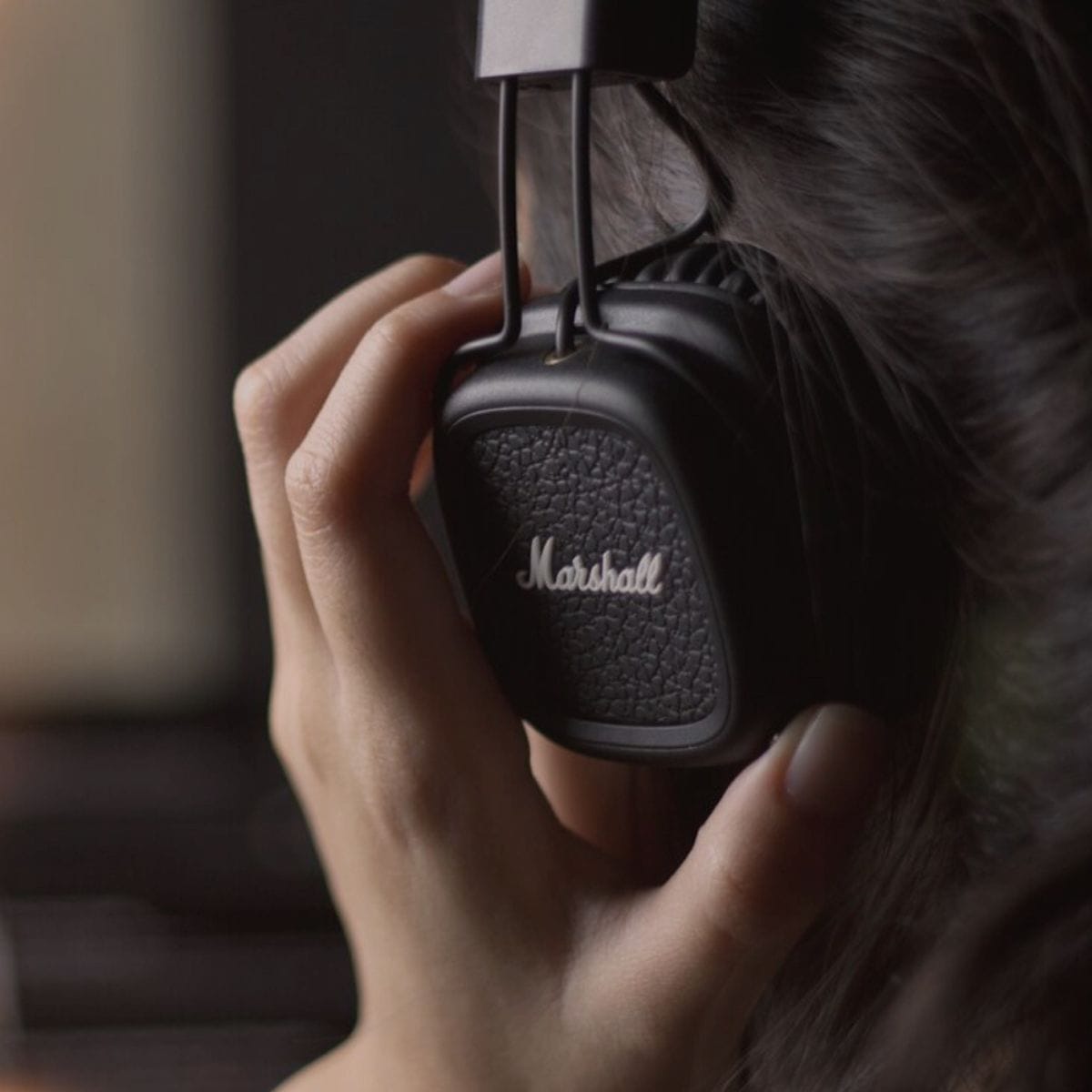 Person med høretelefoner fordybet i musik – symbol på træning af gehør.