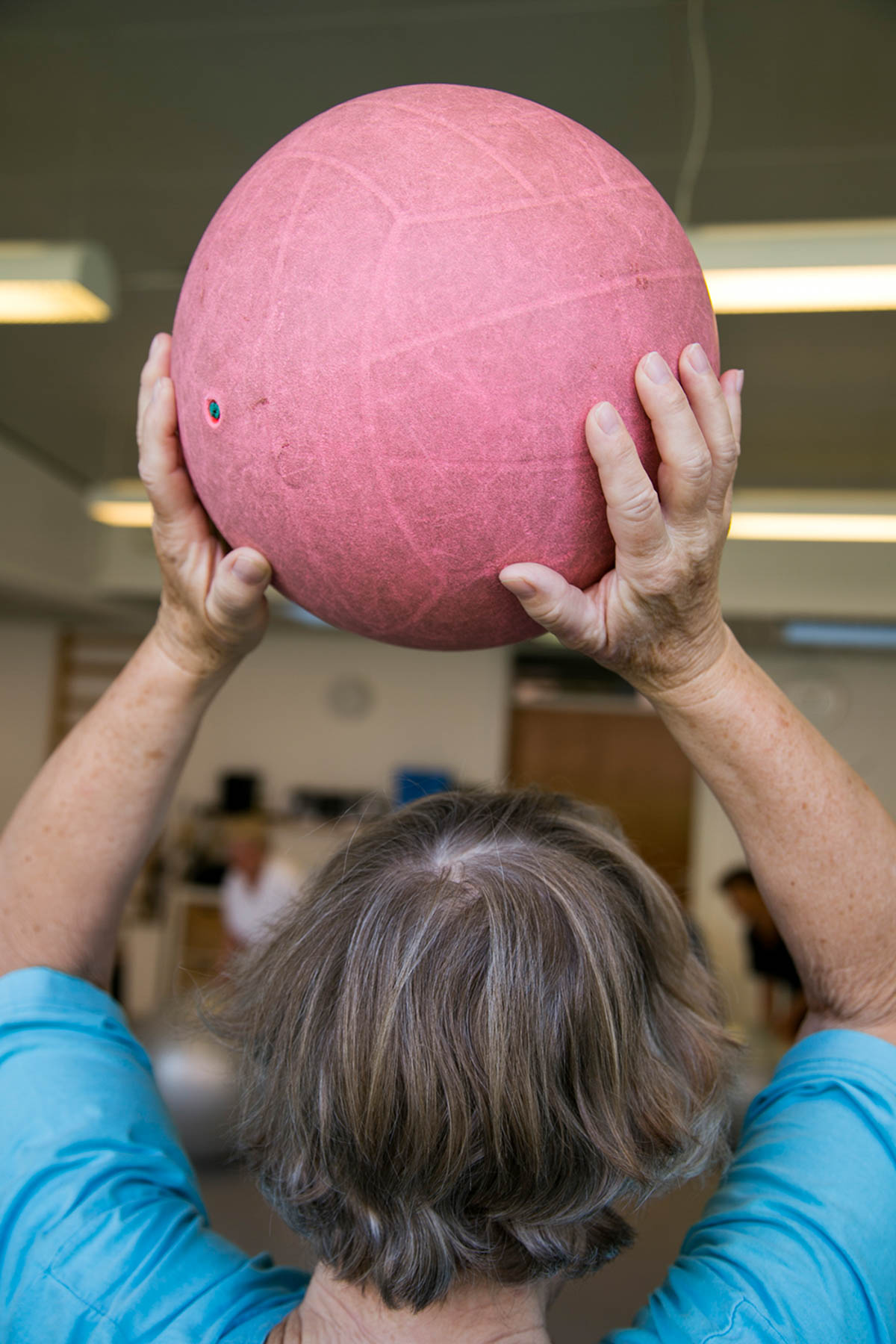 Kursister laver styrke- og balancetræning på diabeteshold hos FOF København og Nordsjælland.