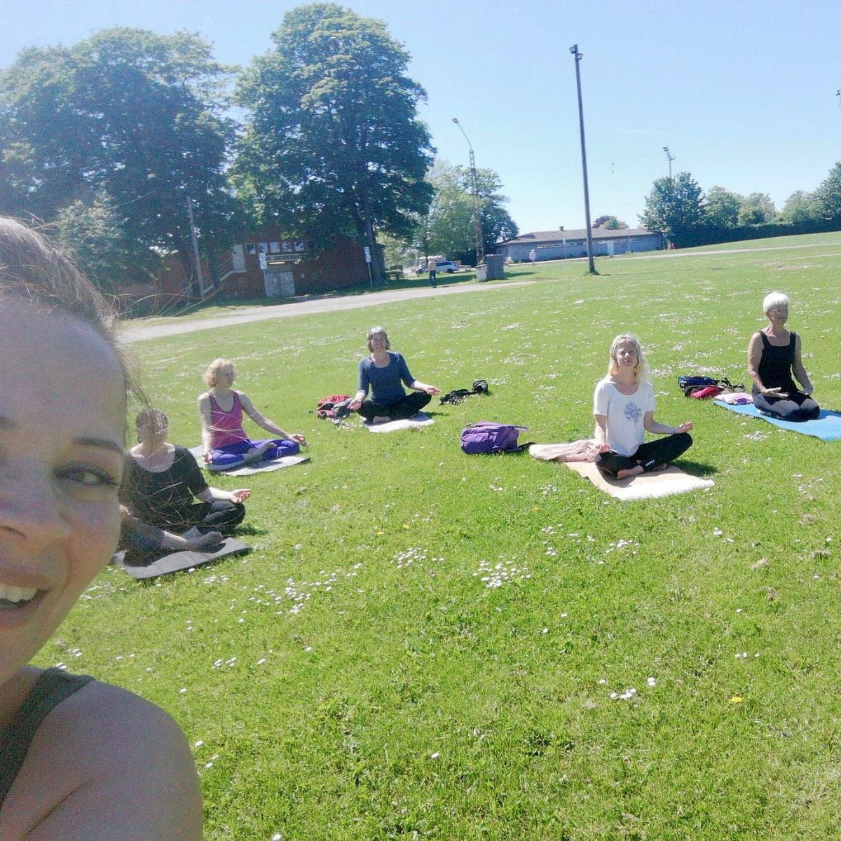 Mennesker der dyrker cosmic yoga udendørs