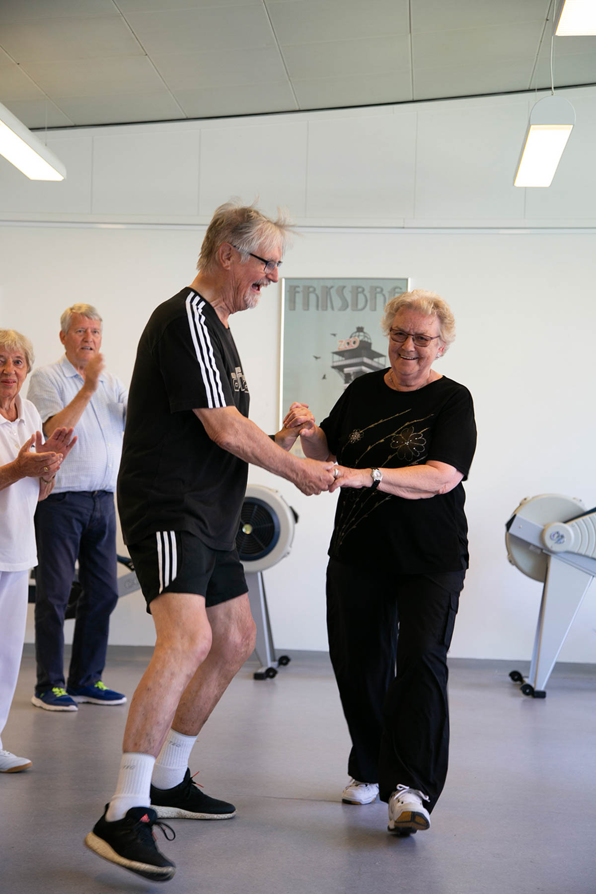 Kursister træner hofter og knæ i maskiner og med elastikker på hensyntagende hold hos FOF København og Nordsjælland.