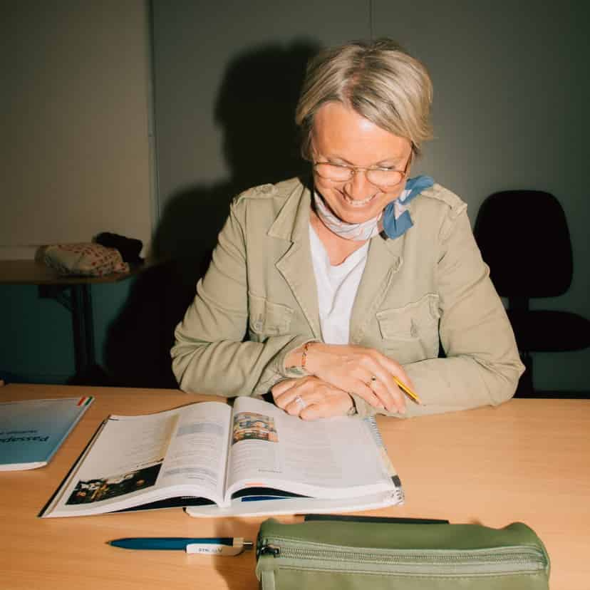 Kvinde smiler og læser