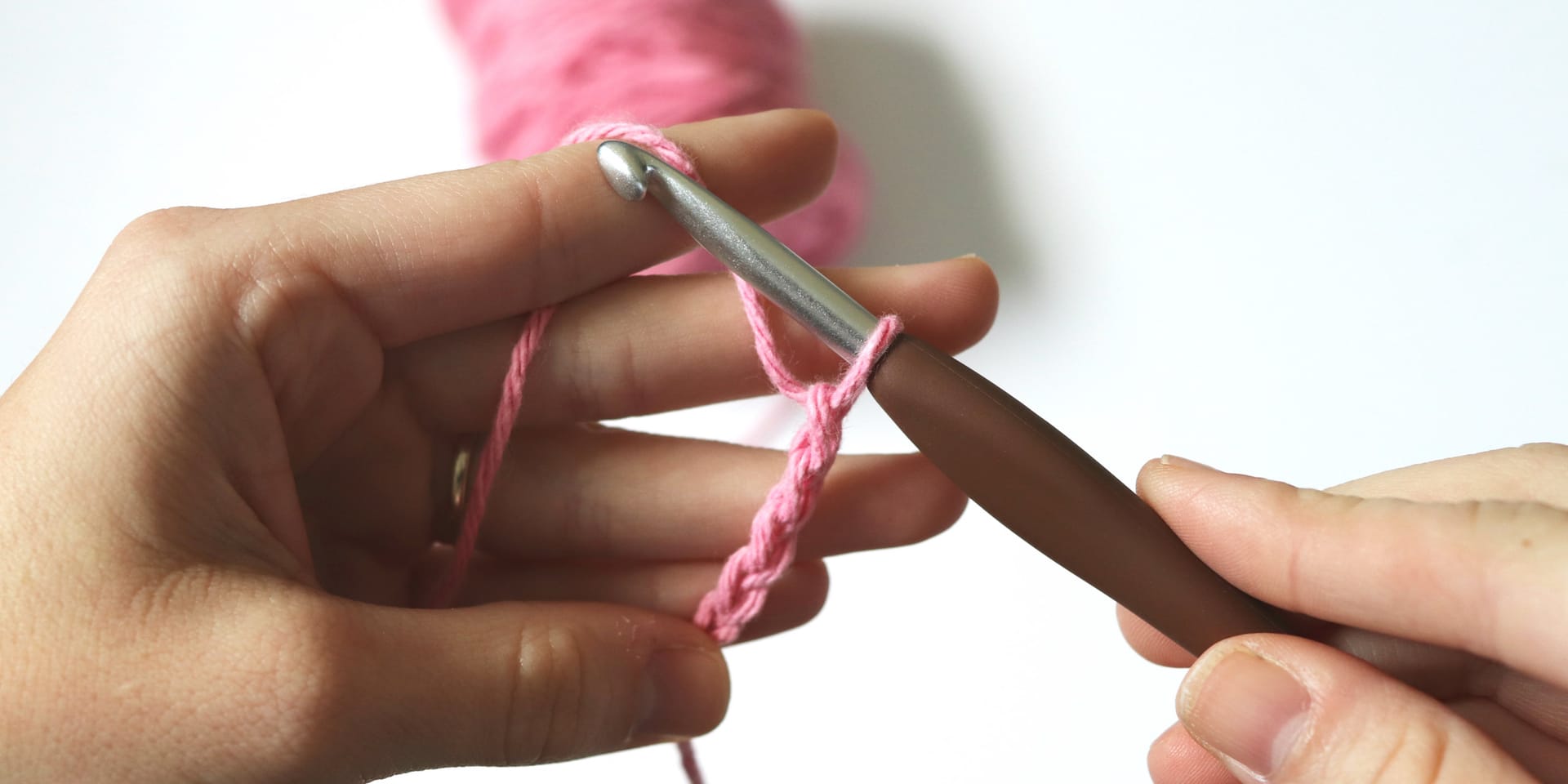 Kursist lærer at hækle hos FOF København og Nordsjælland