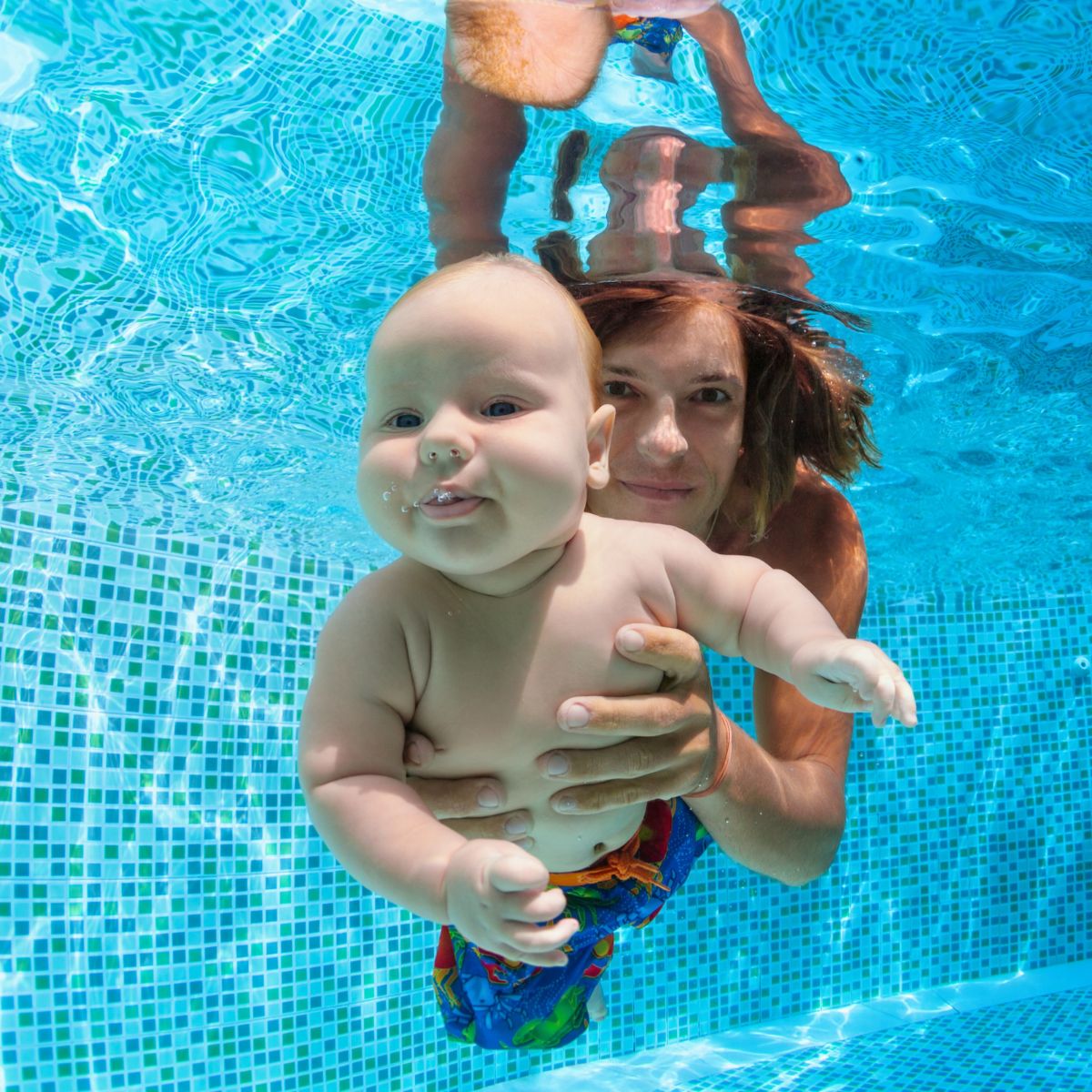 Baby svømmer med mor