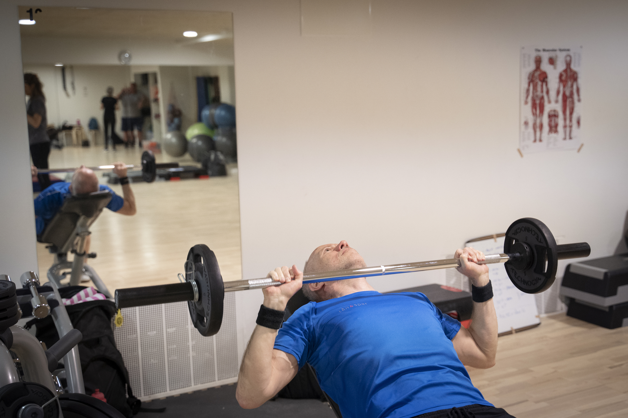 Deltager træner på styrketræningshold for mænd