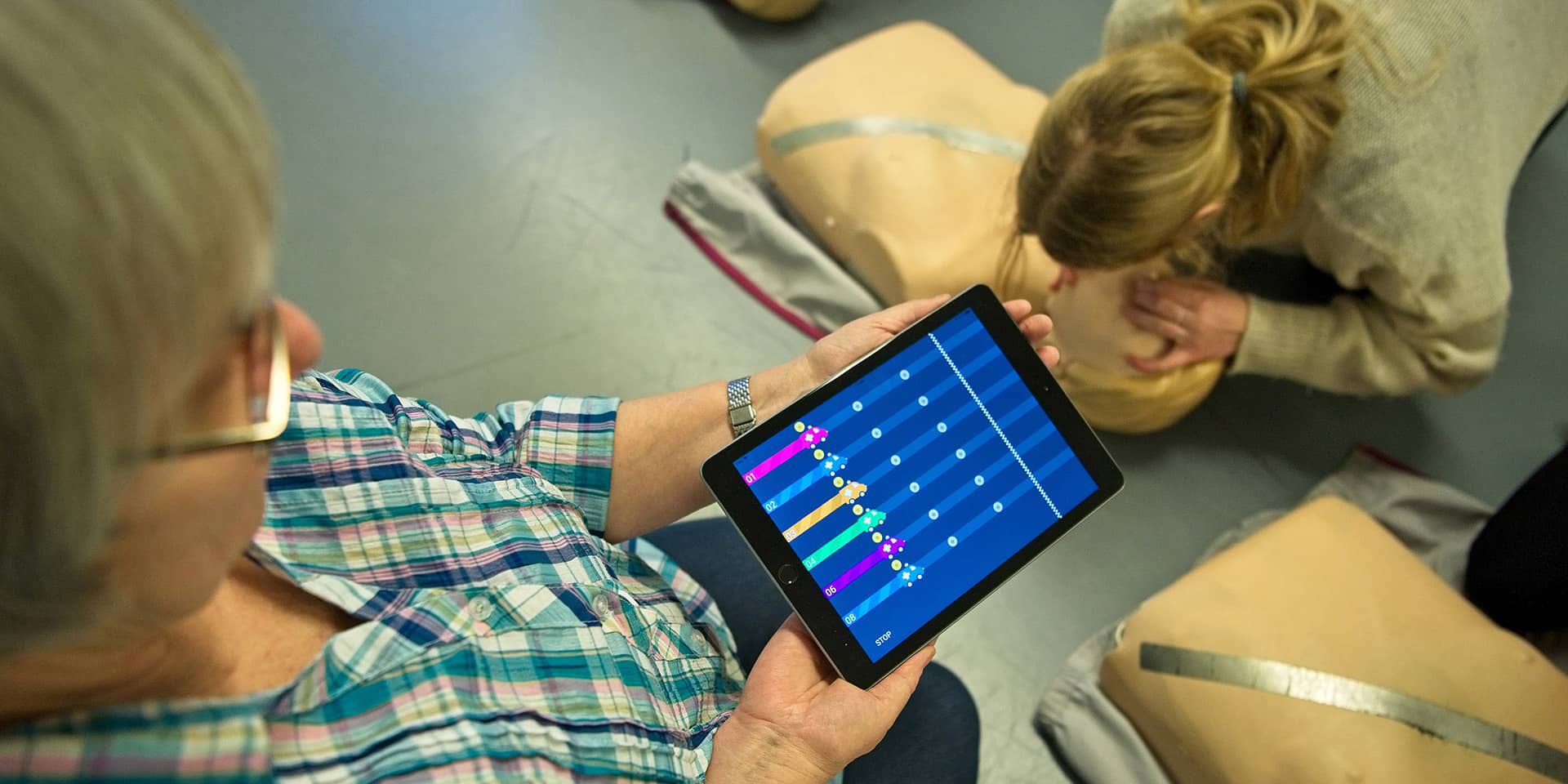 Deltagere øver hjertemassage på førstehjælpskursus til kørekort | FOF Aftenskolen Aarhus