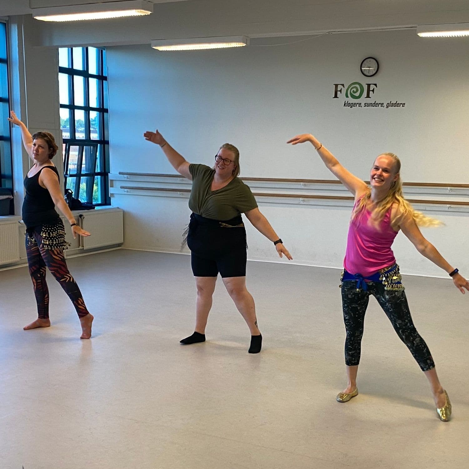 Mavedans kursister der laver danseøvelser i FOF's lokaler i Brostræde i Kolding