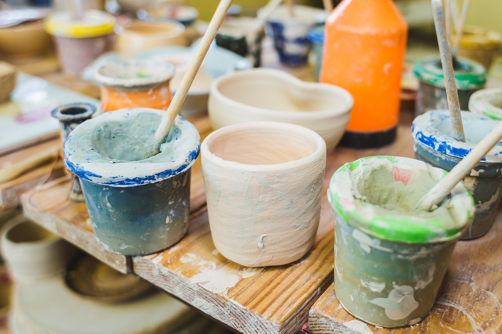 arbejd med ler i keramikværksted