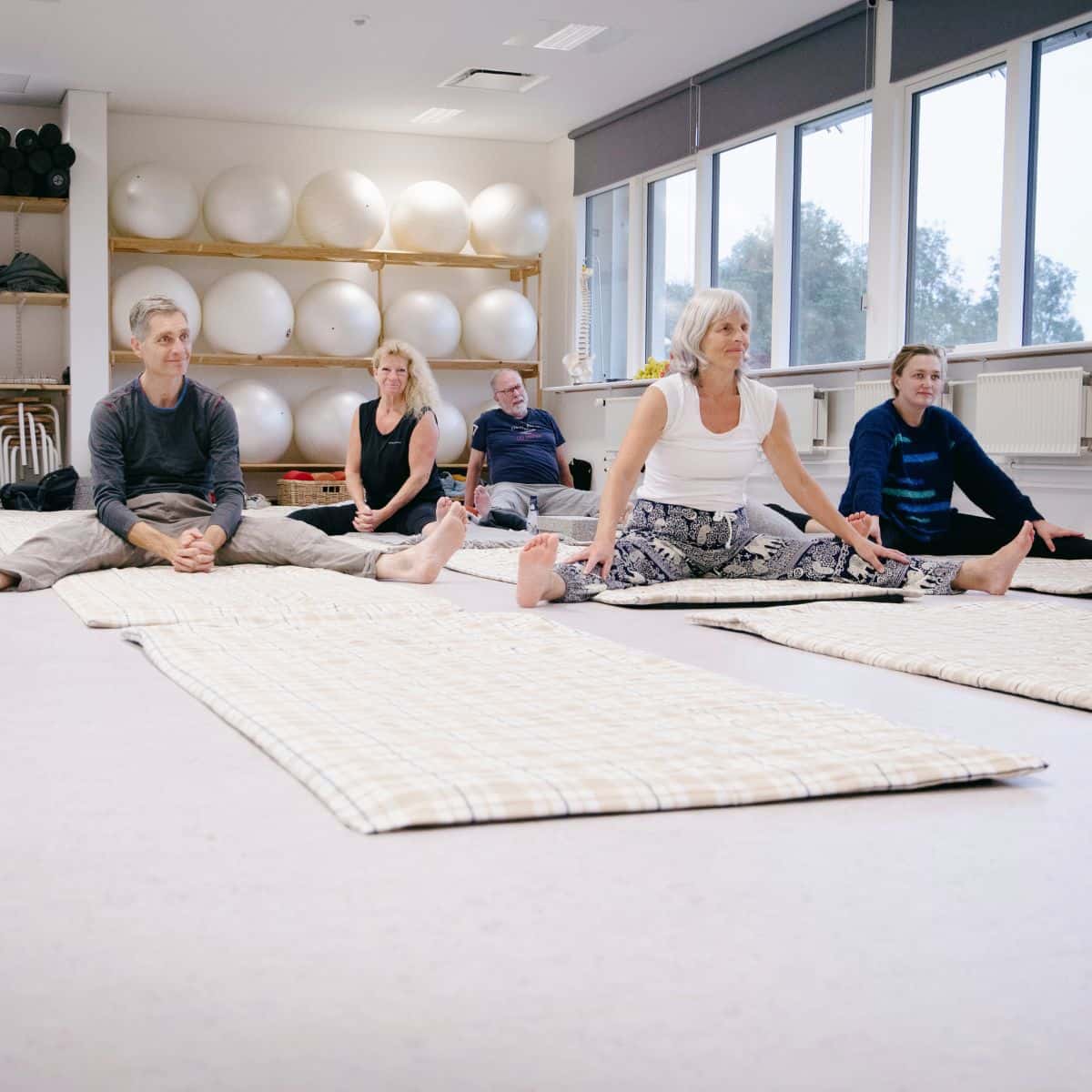 Kursister på tæpper i bevægelseslokale