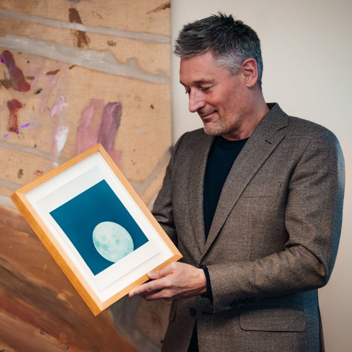 Kasper Nielsen ser på kunst