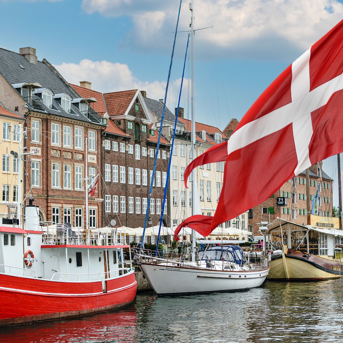 Nyhavn, København, med det danske flag