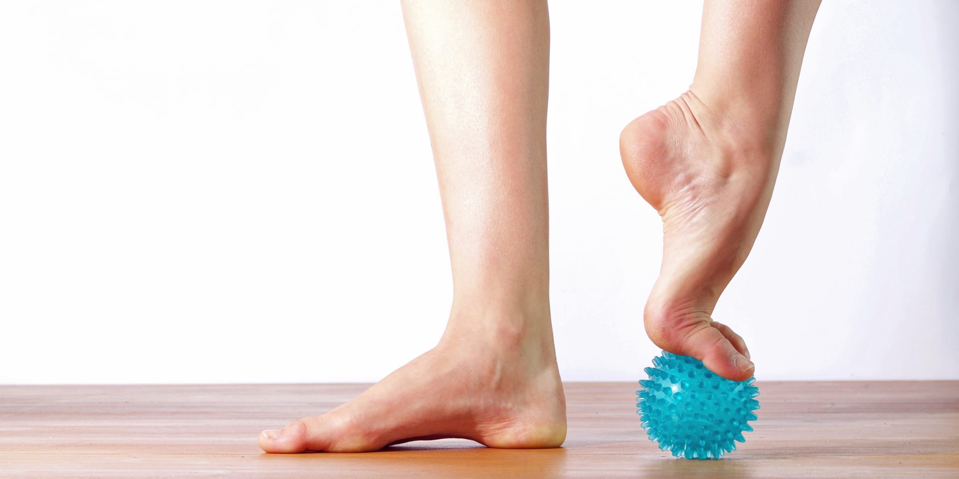 Deltager laver mobilitetsøvelse for fødder