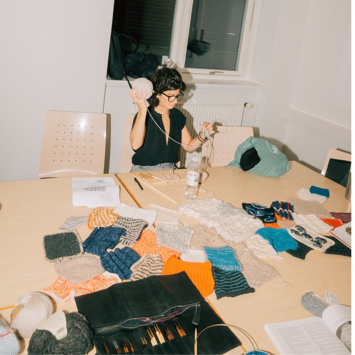 Erfaren strikker arbejder med avanceret mønster på kursus hos FOF.