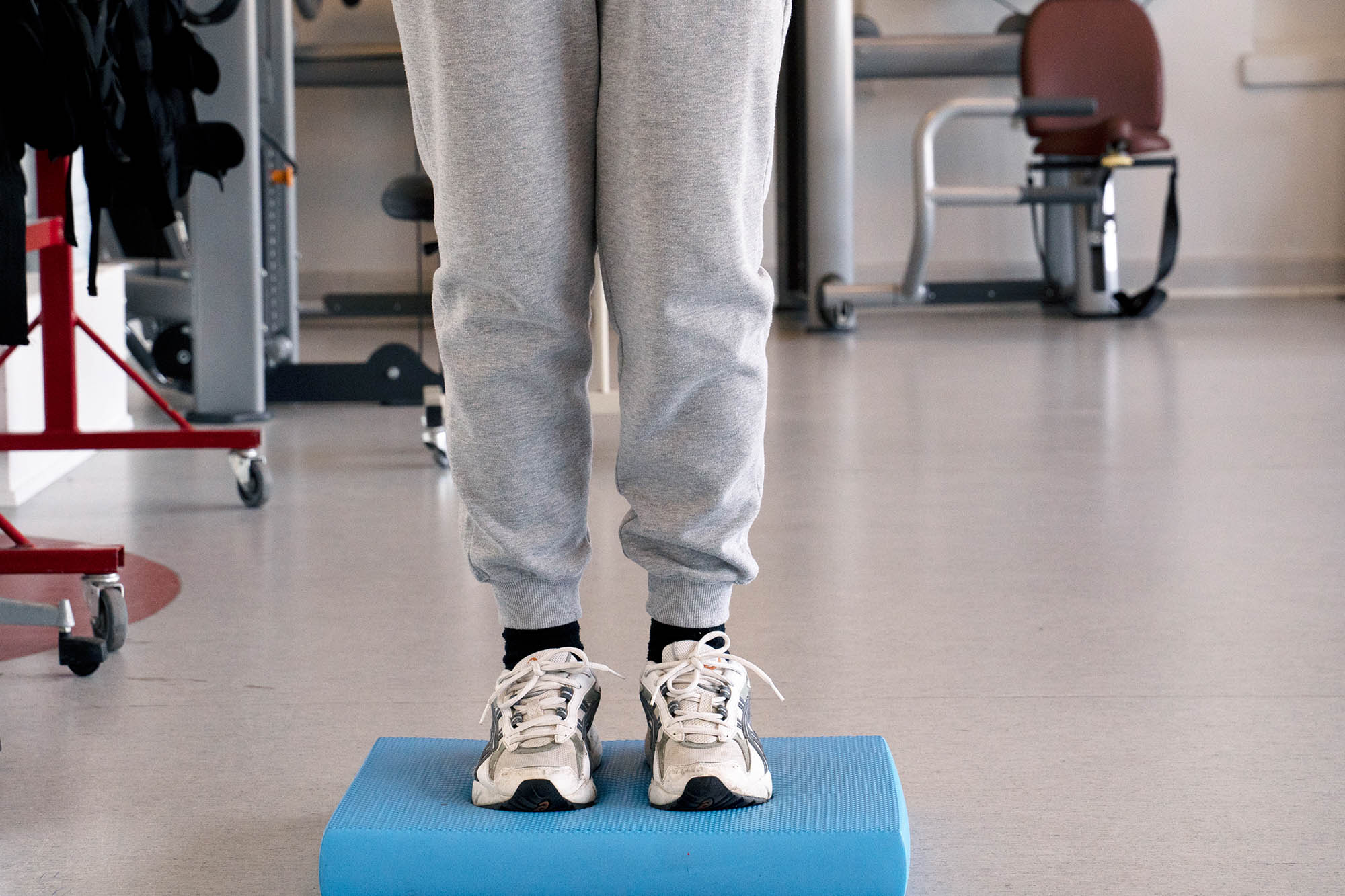 Deltager udfører skånsom afspændingsøvelse på måtte