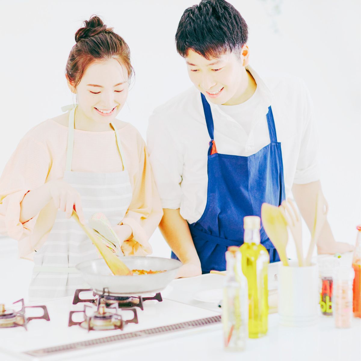Deltager laver japanske retter som gyoza og ramen på madlavningskursus