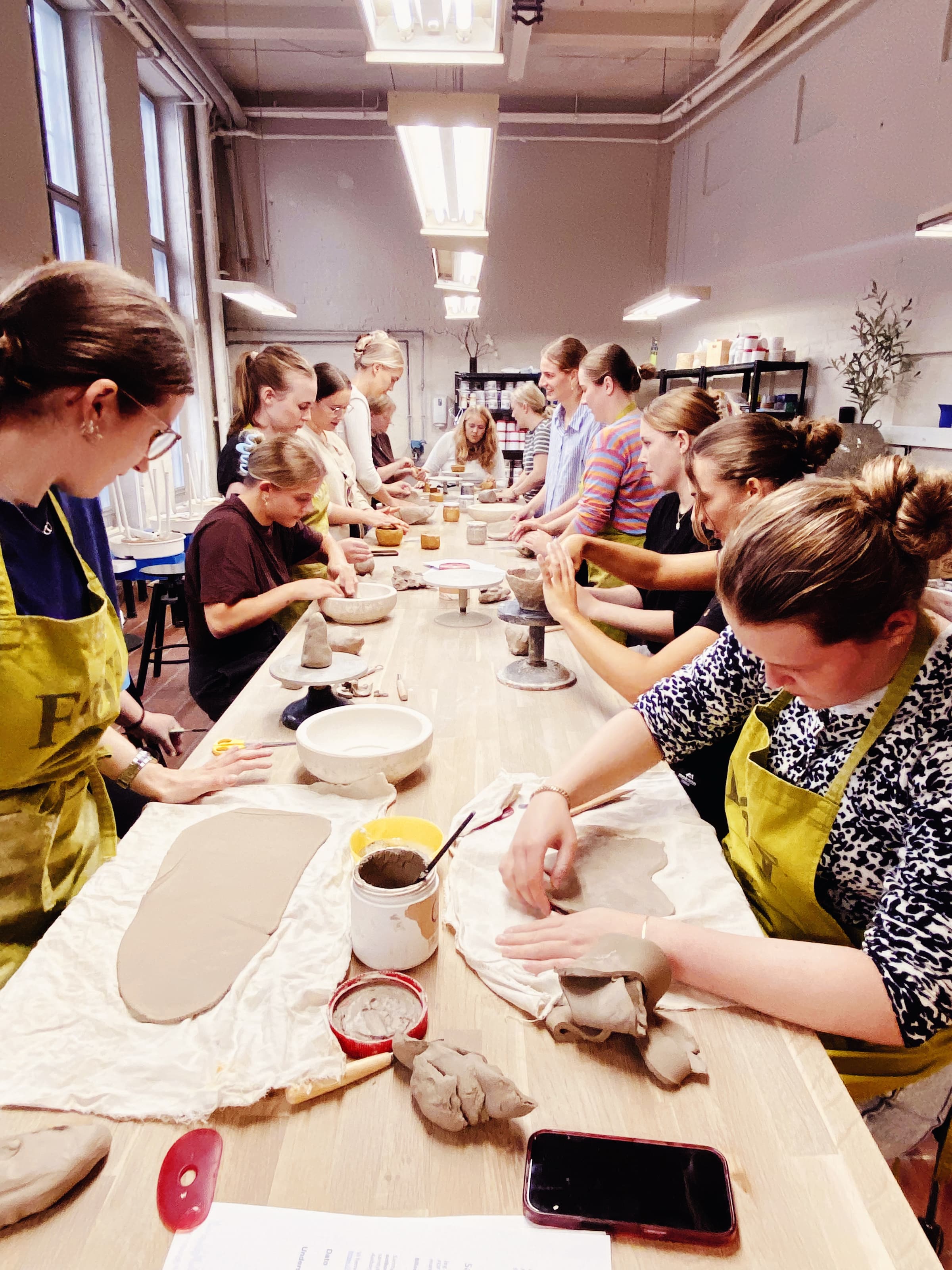 Deltagere former ting i stentøjsler på FOF’s åbne keramikværksted.