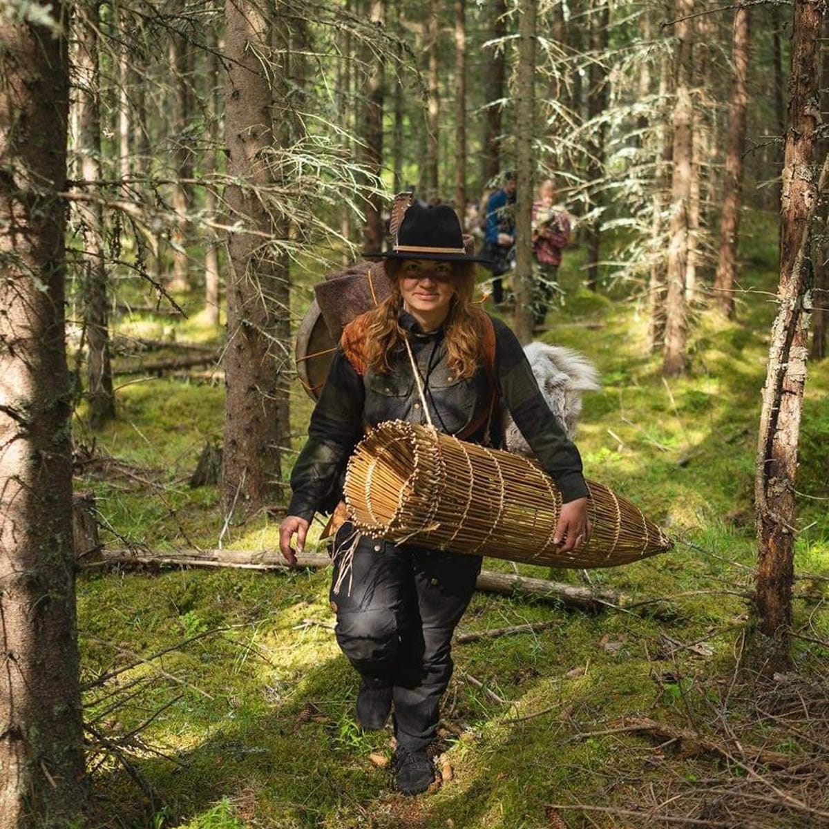 “Deltagere samles omkring bål under FOF’s Nat i naturen-arrangement i Gribskov og lærer om lejrliv og friluftsliv.”