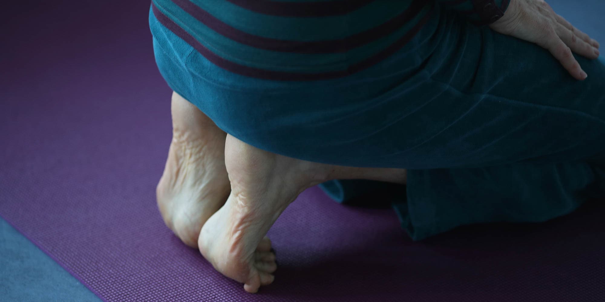 Kursist dyrker blid mediyoga på yogahold hos FOF København og Nordsjælland