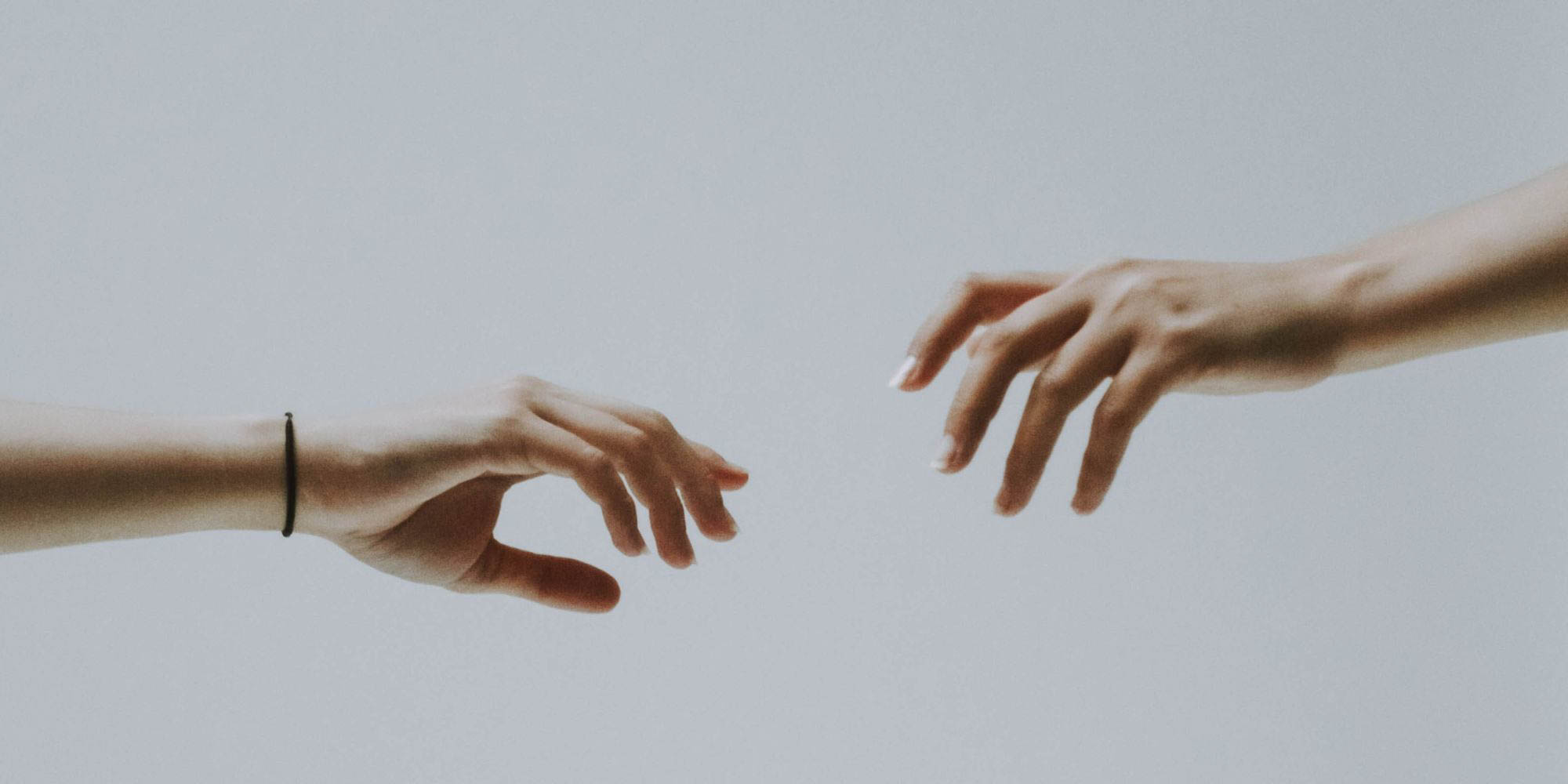 Underviser og deltagere arbejder med psykisk førstehjælp i trygge rammer.