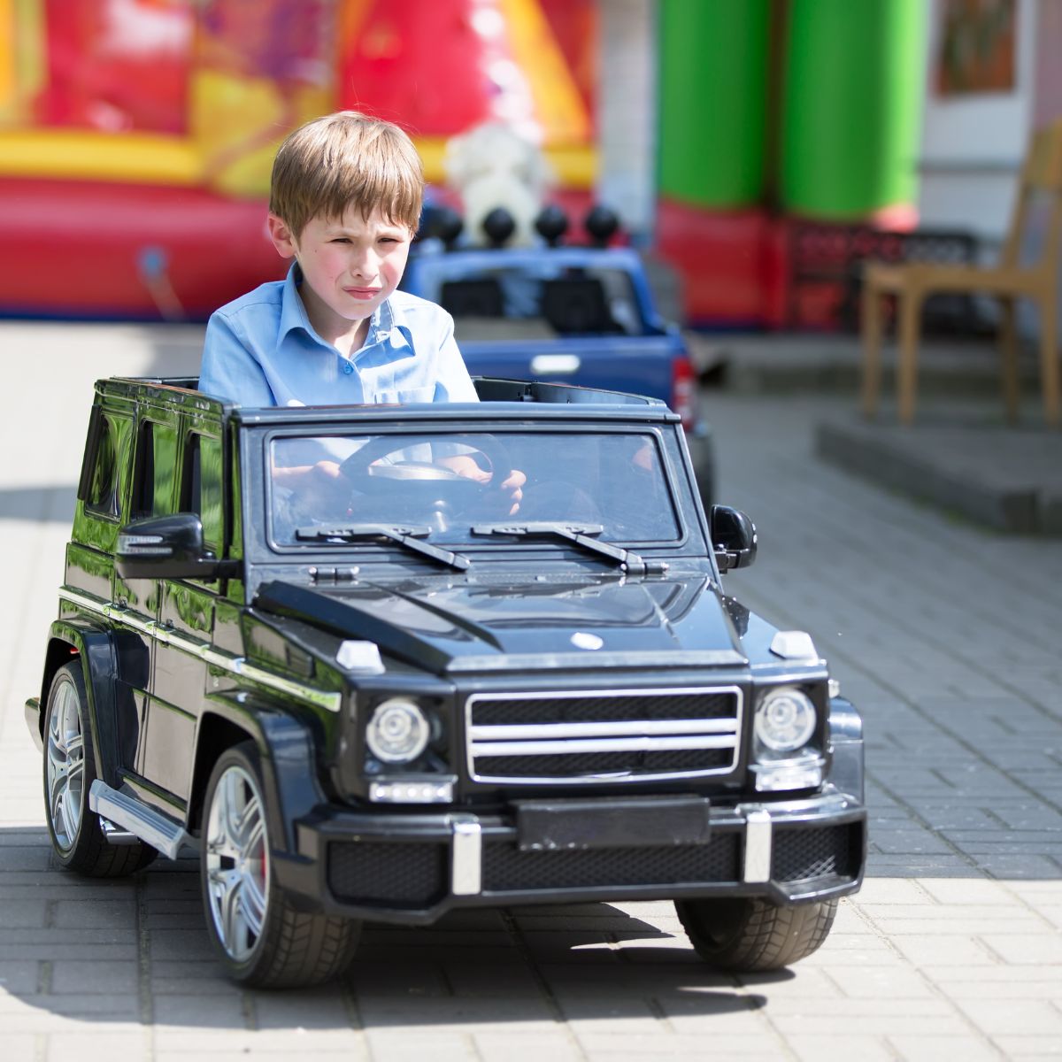 Dreng der kører bil