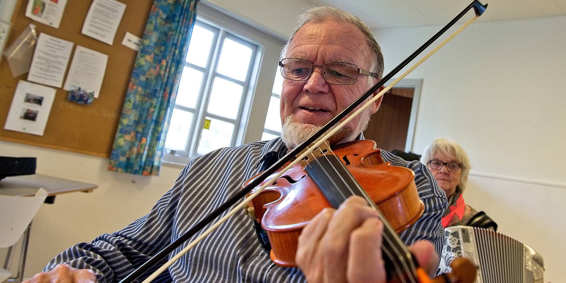 Mand, der spiller violin på FOF Aftenskolen Aarhus