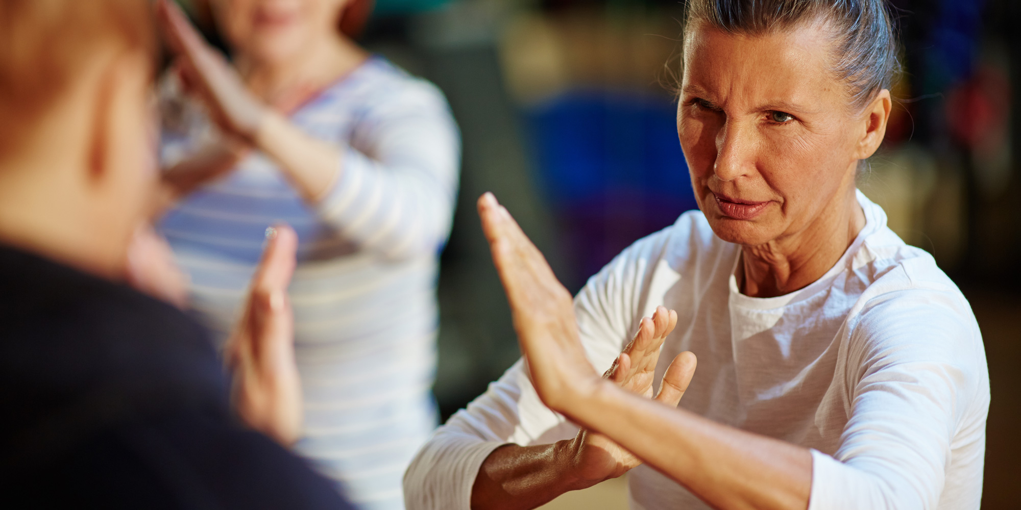 Deltager udfører tai-chi i roligt flow